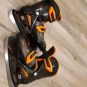 Boys Ice Hockey Skates, adjustable size 1-4, GUC